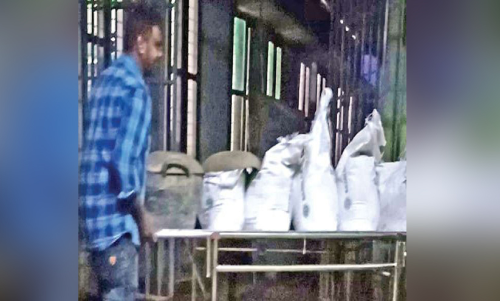 താലൂക്കാശുപത്രിയിലെ ലിഫ്റ്റിൽ സിമന്‍റും മണലും കയറ്റി; പ്രതിഷേധം ശക്തം