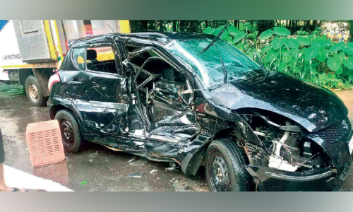 കാർ പിക്അപ് വാനിലിടിച്ച് രണ്ടുപേർക്ക് പരിക്ക്