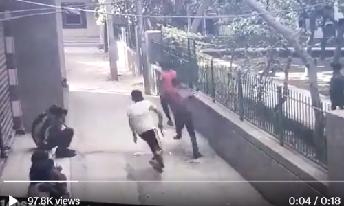 ഡൽഹിയിൽ യുവാവിന്റെ മുഖത്തേക്ക് നിറയൊഴിച്ച് കൗമാരക്കാരൻ; വിഡിയോ പുറത്ത്