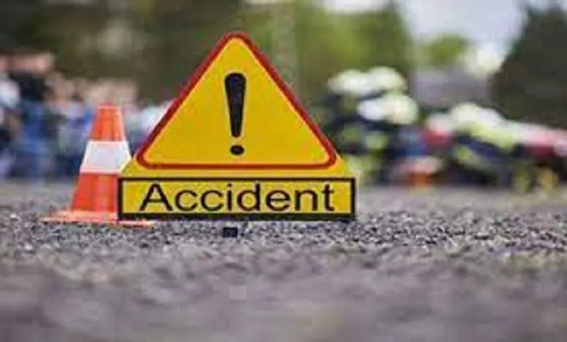 കുടുംബം സഞ്ചരിച്ച കാർ നിർത്തിയിട്ട ലോറിയിലിടിച്ച് ഒരാൾ മരിച്ചു; ഏഴു പേർക്ക് പരിക്ക് കുടുംബം സഞ്ചരിച്ച കാർ നിർത്തിയിട്ട ലോറിയിലിടിച്ച് ഒരാൾ മരിച്ചു; ഏഴു പേർക്ക് പരിക്ക്