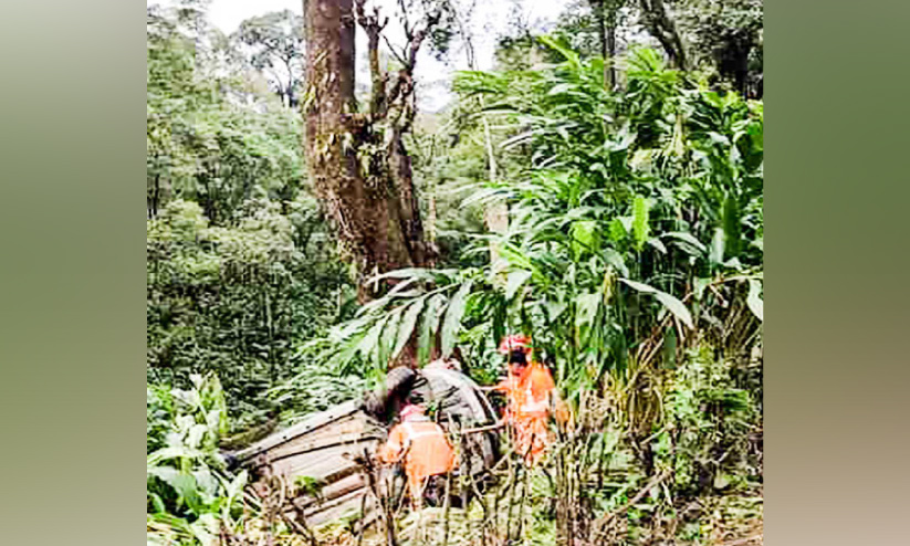 കാർ നിയന്ത്രണംവിട്ട് മറിഞ്ഞ് നാലുപേർക്ക് പരിക്ക് കാർ നിയന്ത്രണംവിട്ട് മറിഞ്ഞ് നാലുപേർക്ക് പരിക്ക്