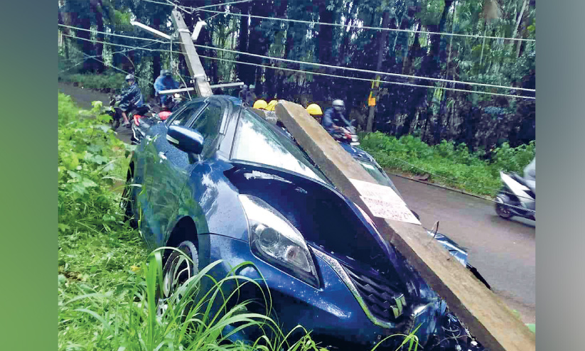 കാർ വൈദ്യുതി തൂണിലിടിച്ച് അപകടം കാർ വൈദ്യുതി തൂണിലിടിച്ച് അപകടം