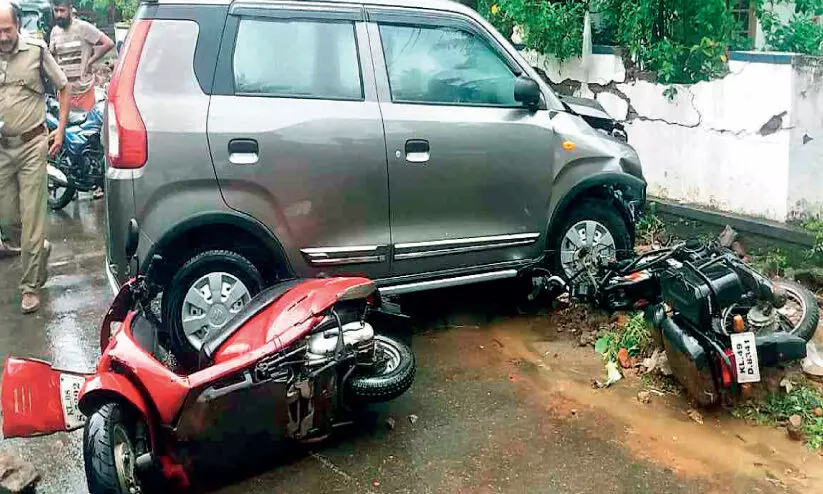 വാഹനാപകടത്തിൽ രണ്ടുപേർക്ക് പരിക്ക് വാഹനാപകടത്തിൽ രണ്ടുപേർക്ക് പരിക്ക്