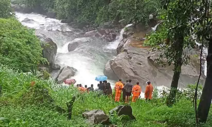 തുഷാരഗിരിയിൽ രണ്ട് പേർ ഒഴുക്കിൽപ്പെട്ടു; ഒരാളെ രക്ഷിച്ചു, തിരച്ചിൽ തുടരുന്നു തുഷാരഗിരിയിൽ രണ്ട് പേർ ഒഴുക്കിൽപ്പെട്ടു; ഒരാളെ രക്ഷിച്ചു, തിരച്ചിൽ തുടരുന്നു
