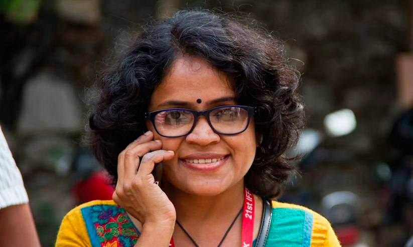 അറസ്റ്റിലായ യുവ സംവിധായികയെ പിന്തുണച്ച് വിധു വിൻസന്റ് സിനിമ പിൻവലിച്ചു അറസ്റ്റിലായ യുവ സംവിധായികയെ പിന്തുണച്ച് വിധു വിൻസന്റ് സിനിമ പിൻവലിച്ചു