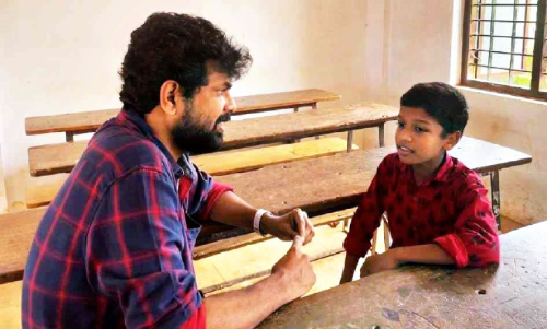 ക്ലാസ് മുറിയില്‍ മിലന്‍ പാടി; ലോകം കൗതുകത്തോടെ കേട്ടു