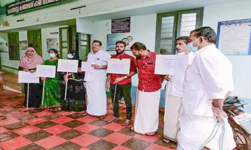 മരുന്നില്ല; ചങ്ങരോത്ത് കുടുംബാരോഗ്യ കേന്ദ്രത്തിനു മുന്നിൽ ധർണ