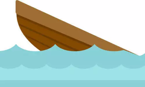 മത്സ്യവുമായി എത്തിയ വള്ളം കടലിൽ മുങ്ങിത്താഴ്ന്നു