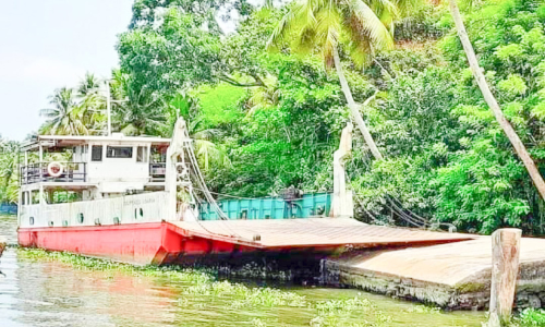 പെരുമ്പളത്തിന്റെ ഐശ്വര്യം തുരുമ്പെടുക്കുന്നു പെരുമ്പളത്തിന്റെ ഐശ്വര്യം തുരുമ്പെടുക്കുന്നു