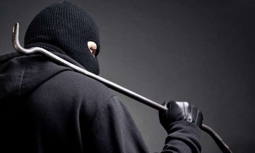 വീട് കുത്തിത്തുറന്ന് രണ്ടുലക്ഷം രൂപയും രണ്ടു പവനും കവർന്നു