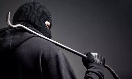 വീട് കുത്തിത്തുറന്ന് രണ്ടുലക്ഷം രൂപയും രണ്ടു പവനും കവർന്നു