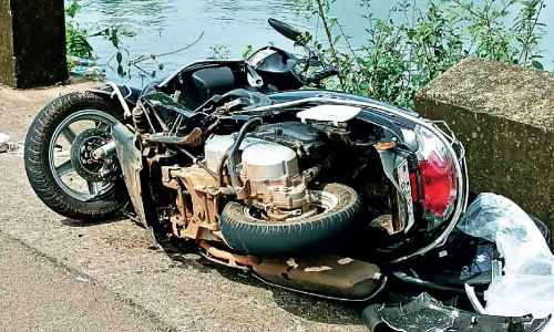 സ്കൂട്ടറും കാറും കൂട്ടിയിടിച്ച് നാല് പേർക്ക് പരിക്ക്