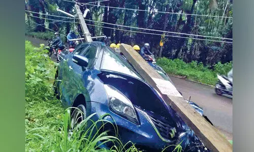 കാർ വൈദ്യുതി തൂണിലിടിച്ച് അപകടം