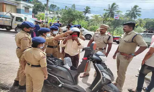 ഹെല്‍മറ്റും സമ്മാനപ്പൊതികളും നല്‍കി എസ്.പി.സിയും ​െപാലീസും