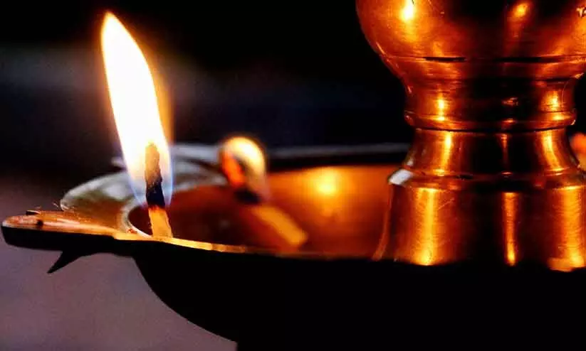 രാമായണ കഥകളൊരുങ്ങുന്നു; കുമിഴ് മരത്തിൽ രാമായണ കഥകളൊരുങ്ങുന്നു; കുമിഴ് മരത്തിൽ