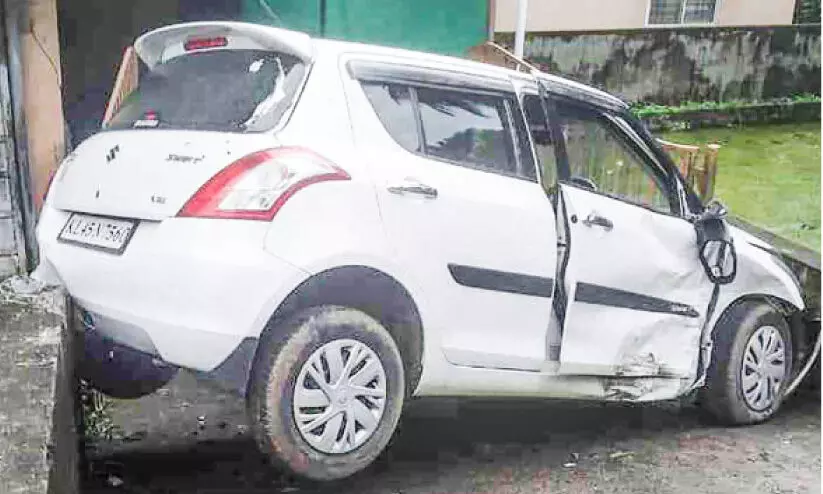 പള്ളിക്കര തീണ്ടാക്കുളത്തിന് സമീപം കാറുകൾ കൂട്ടിയിടിച്ചു പള്ളിക്കര തീണ്ടാക്കുളത്തിന് സമീപം കാറുകൾ കൂട്ടിയിടിച്ചു