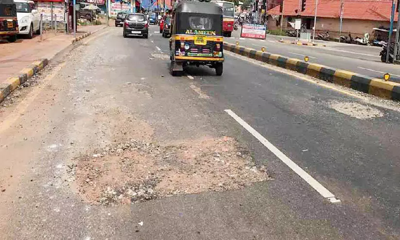 ആറ്റിങ്ങലിൽ ദേശീയപാതയിൽ കുഴി, മഴ പെയ്താൽ വെള്ളക്കെട്ട്