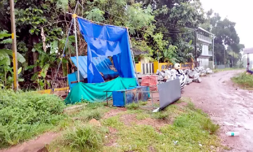 കടവൂര് ബൈപാസിലെ തട്ടുകട അടിച്ചുതകര്ത്തു കടവൂര് ബൈപാസിലെ തട്ടുകട അടിച്ചുതകര്ത്തു