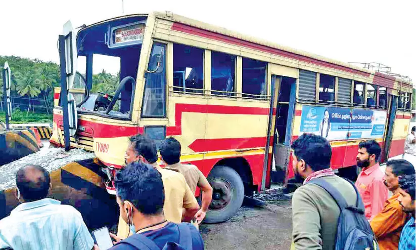 ബസ് ടോൾ പ്ലാസയിലേക്ക് ഇടിച്ചുകയറി; 40 പേർക്ക് പരിക്ക്