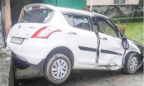 പള്ളിക്കര തീണ്ടാക്കുളത്തിന് സമീപം കാറുകൾ കൂട്ടിയിടിച്ചു