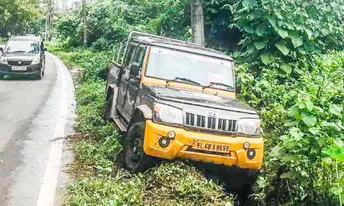 പിക്അപ് വാൻ വൈദ്യുതി തൂണിലിടിച്ചു