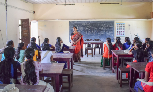 അധ്യാപകരില്ല; രക്ഷിതാക്കൾ സമരത്തിലേക്ക്