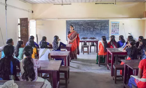 അധ്യാപകരില്ല; രക്ഷിതാക്കൾ സമരത്തിലേക്ക്