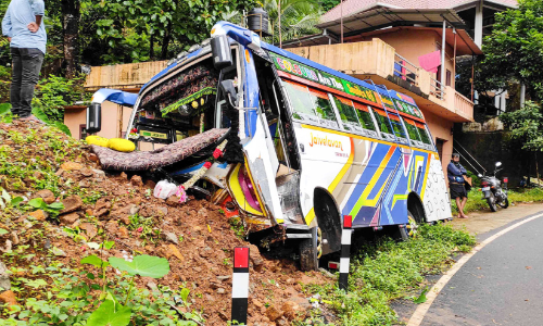 ശബരിമല തീർഥാടകർ സഞ്ചരിച്ച ബസ് അപകടത്തിൽപ്പെട്ട് 16 പേർക്ക് പരിക്ക് ശബരിമല തീർഥാടകർ സഞ്ചരിച്ച ബസ് അപകടത്തിൽപ്പെട്ട് 16 പേർക്ക് പരിക്ക്