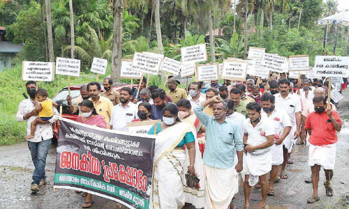 പെരിങ്ങോട്ടുകര-കാഞ്ഞാണി റോഡിന്റെ ശോച്യാവസ്ഥയിൽ പ്രതിഷേധം