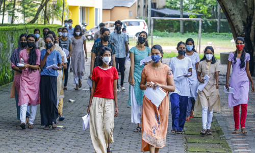 നീറ്റ് പരീക്ഷക്കെത്തിയ ഹൃദയ ശസ്​ത്രക്രിയ കഴിഞ്ഞ വിദ്യാർഥിനിക്ക് സാരഥിയായി പൊലീസ്​ ഉദ്യോഗസ്ഥ