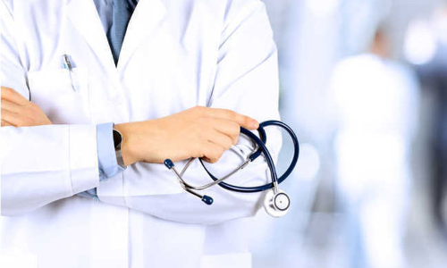 കൈയിൽ വടി, തോക്കുധാരിയും അംഗരക്ഷകരും ഒപ്പം; മധ്യപ്രദേശിലെ ആശുപത്രിയിൽ ഡോക്ടറുടെ പുകയില വേട്ട ഇങ്ങനെ...