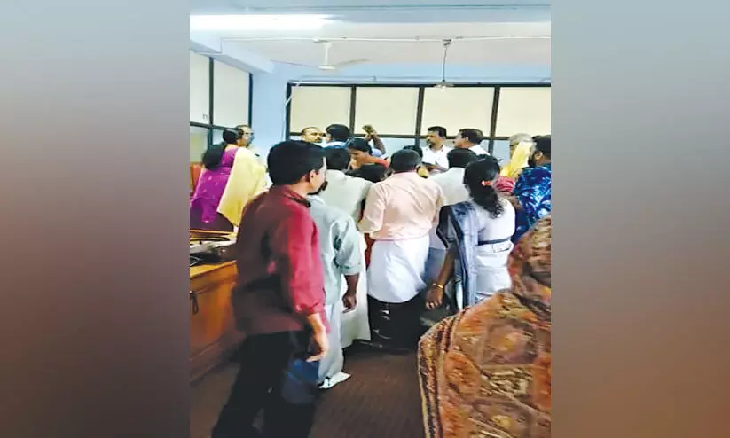 മുക്കം നഗരസഭ യോഗത്തിൽ വാക്കേറ്റവും കൈയാങ്കളിയും