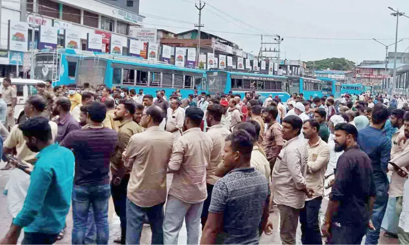 തിരൂർ കോർട്ട് റോഡിലെ ഗതാഗത പരിഷ്കാരം: മിന്നൽ ബസ് പണിമുടക്ക് പിൻവലിച്ചു തിരൂർ കോർട്ട് റോഡിലെ ഗതാഗത പരിഷ്കാരം: മിന്നൽ ബസ് പണിമുടക്ക് പിൻവലിച്ചു