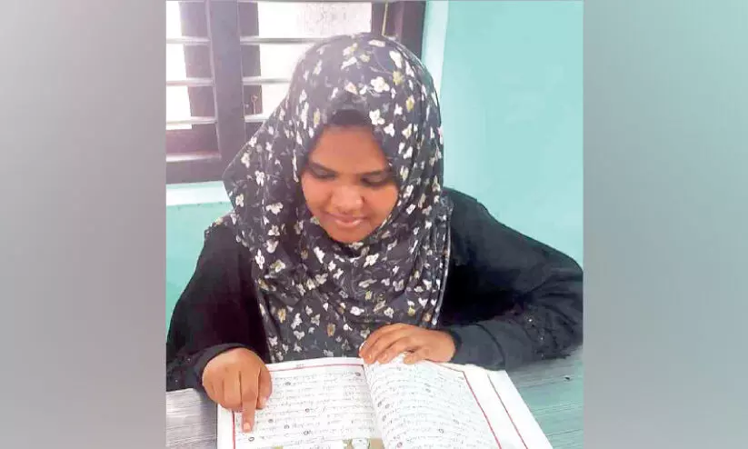 ഖുർആൻ സ്വന്തം കൈപ്പടയിൽ പകർത്തിയെഴുതി ഷഹന മോൾ