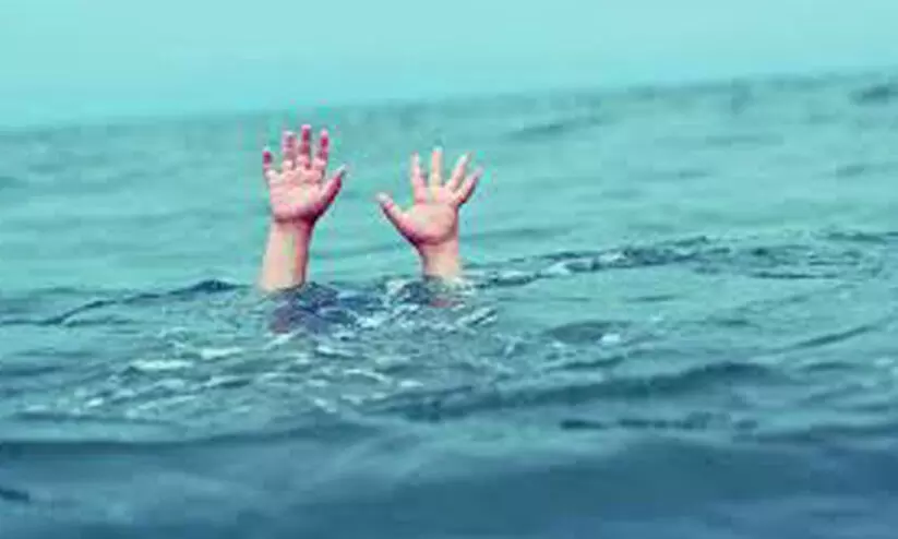 പട്ടാമ്പി പാലത്തിൽ നിന്ന് യുവതി പുഴയിൽ ചാടി പട്ടാമ്പി പാലത്തിൽ നിന്ന് യുവതി പുഴയിൽ ചാടി