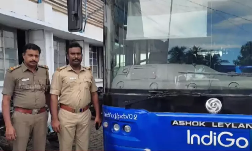 ഇൻഡിഗോയുടെ ബസ് കസ്റ്റഡിയിലെടുത്തു; നികുതി കുടിശ്ശിക കണ്ടെത്തി ഇൻഡിഗോയുടെ ബസ് കസ്റ്റഡിയിലെടുത്തു; നികുതി കുടിശ്ശിക കണ്ടെത്തി