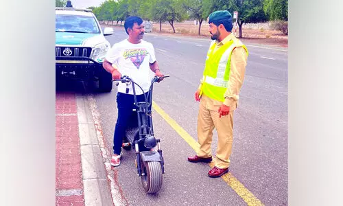 ഇ-സ്കൂട്ടർ യാത്രക്കാർക്ക്​ സുരക്ഷ കാമ്പയിനുമായി പൊലീസ്​