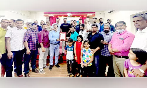 ബാ​ബു​വി​ന്  യാ​ത്ര​യ​യ​പ്പ് ന​ല്‍കി