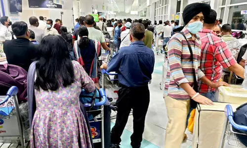 വിമാനത്താവളങ്ങളില്‍ തിരക്ക്;  യാത്രക്കാർ ശ്രദ്ധിക്കണം