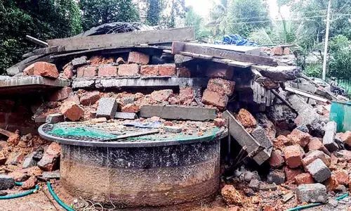 കനത്തമഴയിൽ നിർമാണത്തിലിരുന്ന   ഇരുനില കെട്ടിടം നിലം പൊത്തി