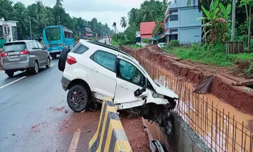 നിയന്ത്രണംവിട്ട കാർ സ്കൂട്ടറിലിടിച്ച് ഓവുചാലിലേക്ക് വീണു