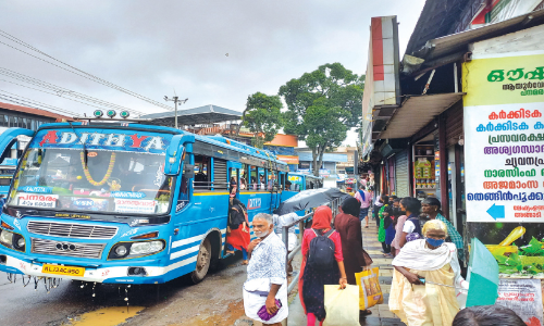 വെയിലും മഴയുമേൽക്കണം; പനമരത്ത് ബസ് യാത്രക്കാർക്ക് ആശ്രയം നടപ്പാത