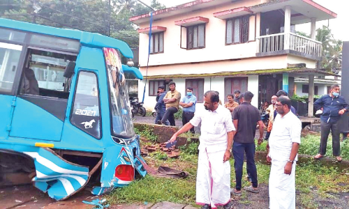 നിയന്ത്രണംവിട്ട ബസ് ഓവുചാലിൽ താഴ്ന്നു