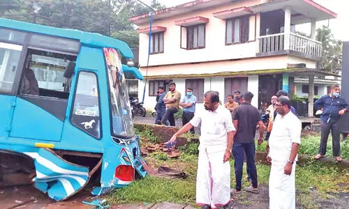 നിയന്ത്രണംവിട്ട ബസ് ഓവുചാലിൽ താഴ്ന്നു