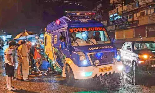 റോഡിലെ കുഴിയിൽ വീണ് ആംബുലൻസിന്‍റെ യാത്ര മുടങ്ങി