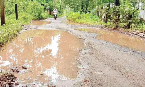റോഡ് തോടായി; അപകടം പതിവ്