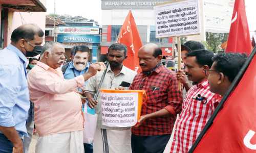 മന്ത്രിക്ക് ലോട്ടറി വാങ്ങിയയച്ച് പ്രതിഷേധം