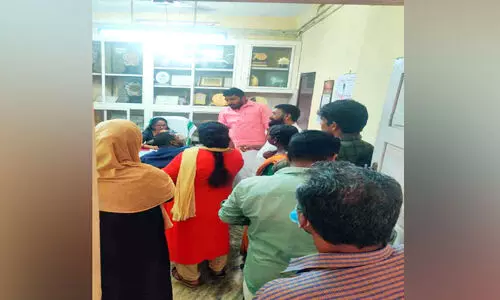 റോഡ് പണിക്കായി സാധനങ്ങൾ ഇറക്കുന്നത് വിലക്കിയെന്ന് റോഡ് പണിക്കായി സാധനങ്ങൾ ഇറക്കുന്നത് വിലക്കിയെന്ന്