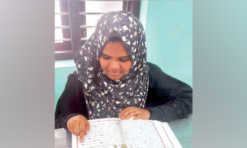 ഖുർആൻ സ്വന്തം കൈപ്പടയിൽ പകർത്തിയെഴുതി ഷഹന മോൾ