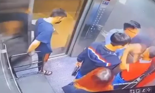 വയോധികനെ ലിഫ്റ്റിൽ ഉപദ്രവിച്ചു; പുറത്തിറങ്ങിയ യുവാവിന് കിട്ടിയത് അടിയോടടി...വിഡിയോ